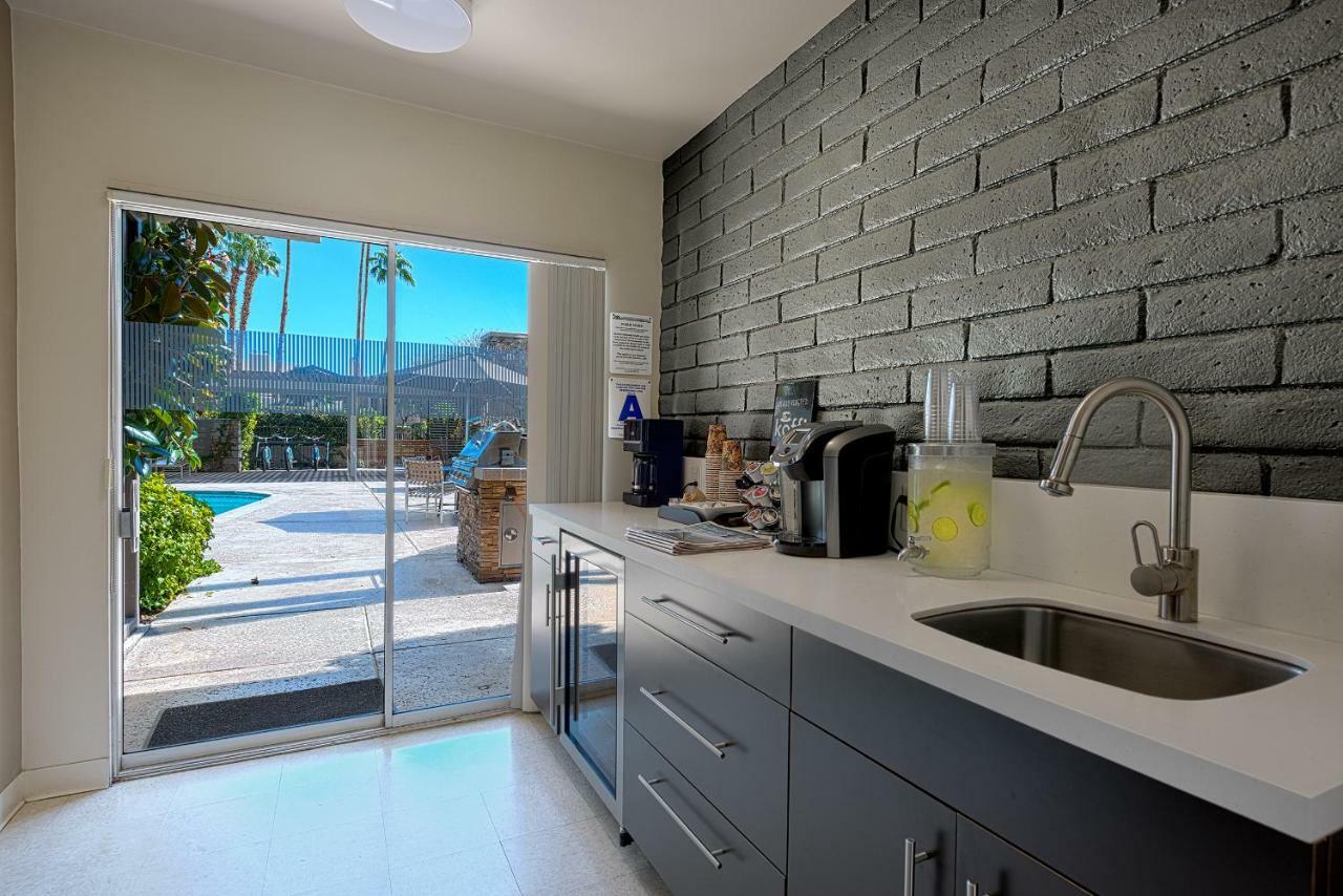 Desert Hills- 21 And Over (Adults Only) Palm Springs Exterior photo